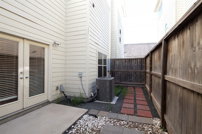 Building Photo - 3634 Main Plaza Dr