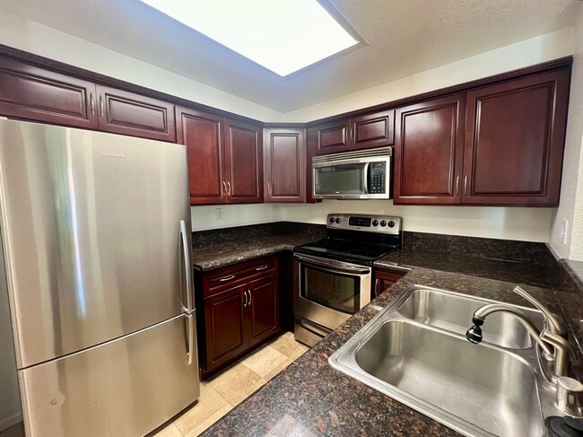 Primary Photo - *REDUCED DEPOSIT* LARGE 2BD/2BA University...