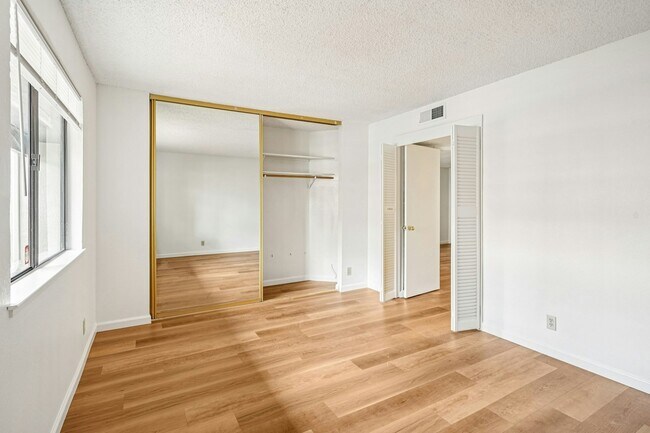 Building Photo - 999 Evelyn Terrace W