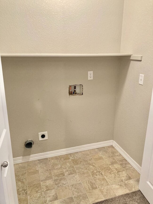 Building Photo - Lovely 3 Bedroom, 2.5 Bathroom Townhome
