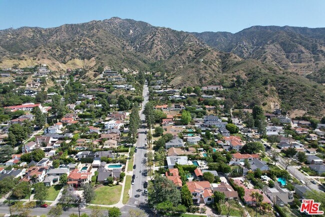 Building Photo - 1861 W Mountain St