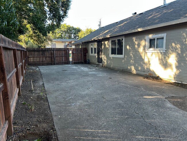 Building Photo - 3 bedroom 2 bath with bonus storage room next to Chico State with Large fenced backyard (Please r...