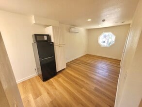 Building Photo - 1550 Encino Dr