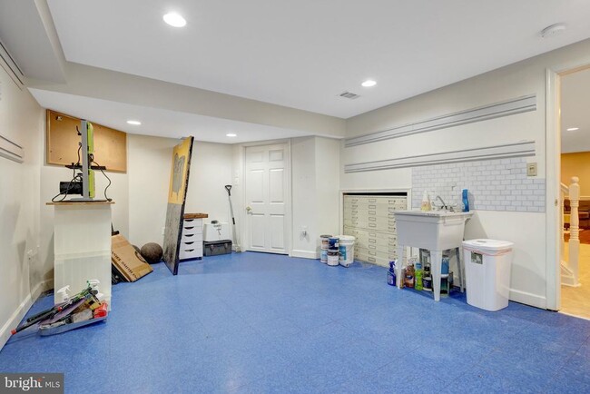 Building Photo - 2230 Carmichael Dr