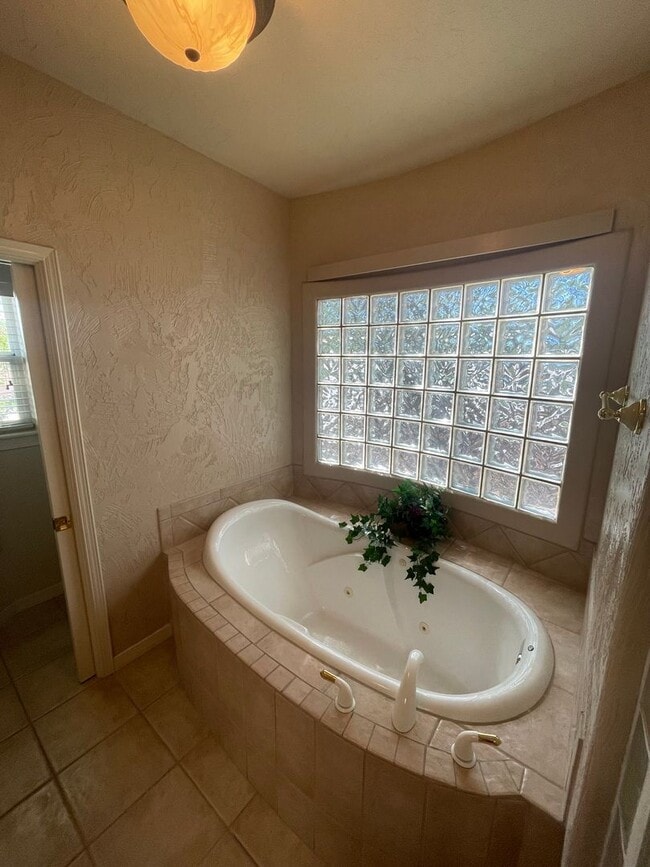 Building Photo - Gorgeous Home in Sonoma Ranch off Golf Club Rd!