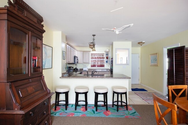 Building Photo - 1 Bedroom 1 Bathroom Furnished Direct Ocean View Condo: Lease dates  April 15 through November 30