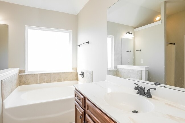 Building Photo - Gorgeous 4 Bedroom Home in Hephzibah with Fenced Backyard