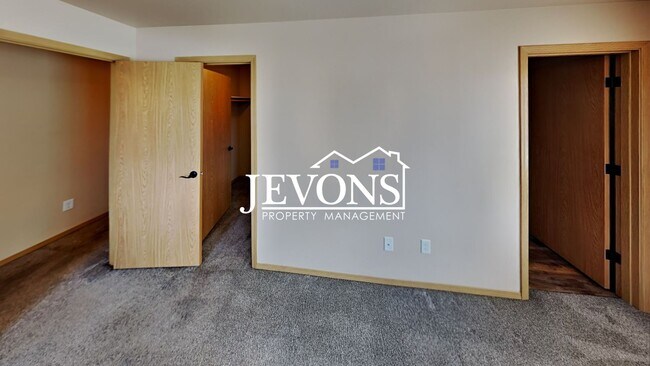 Building Photo - 708 N 29th Ave