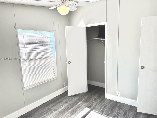 Building Photo - 220 NE 12th Ave