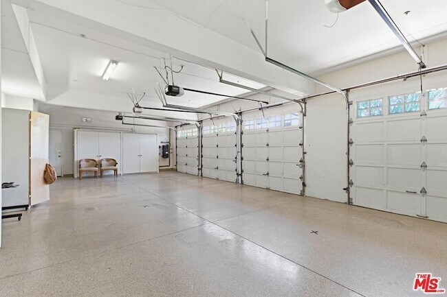 Building Photo - 6003 County Oak Rd