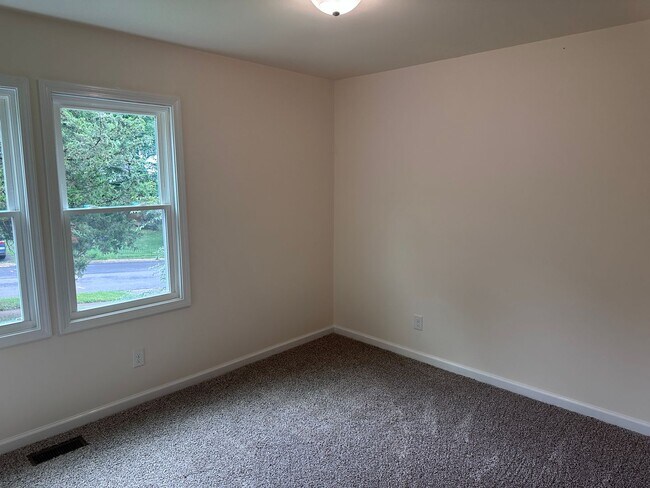 Building Photo - Newly Renovated 3 Bedroom Home!!