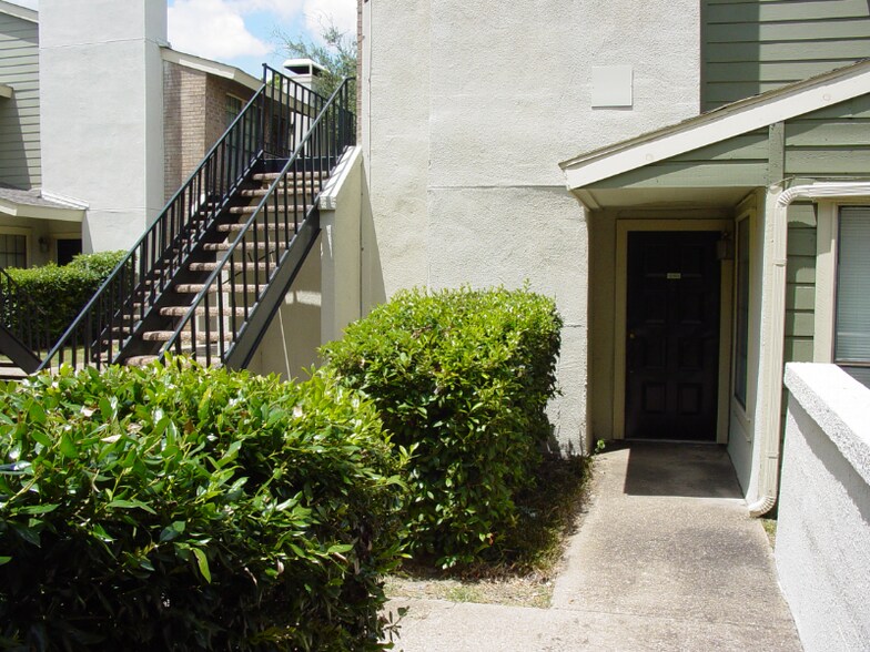 Primary Photo - 9611 Walnut St