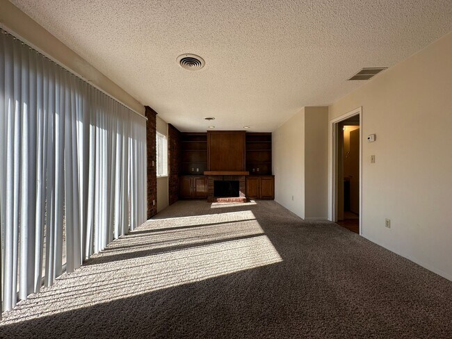 Building Photo - * Move-In Special * * Water Paid ; Washer/...