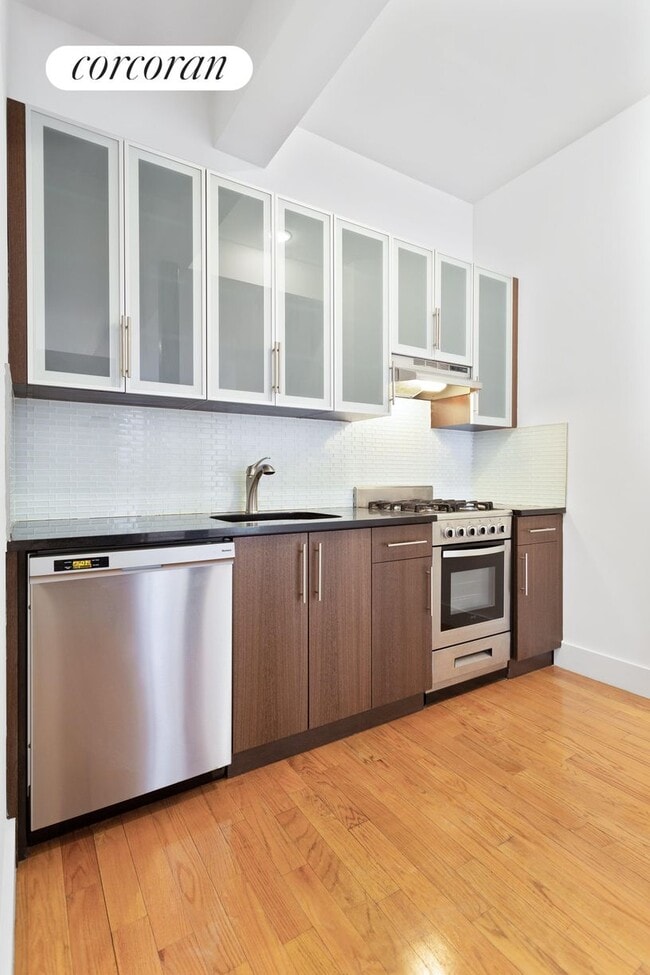 Primary Photo - 2066 5th Ave