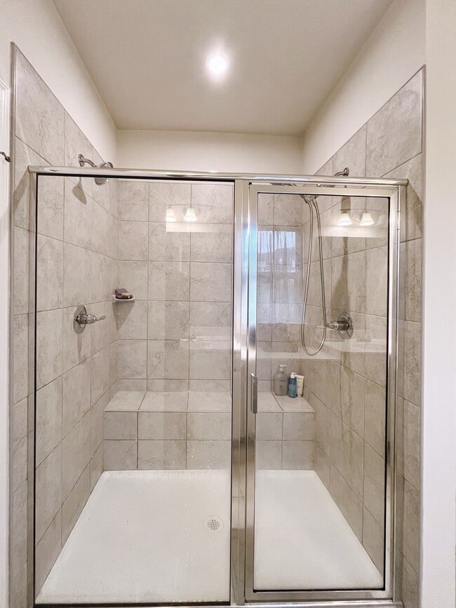 Double Showerheads with SPA Seating - 3005 Lampl Ln