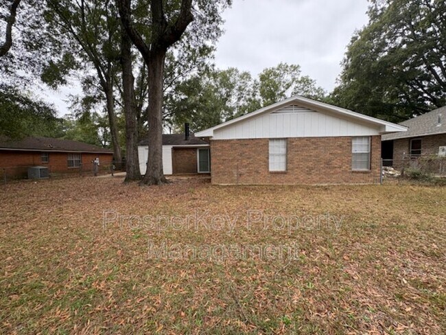 Building Photo - 740 Ledyard Pl