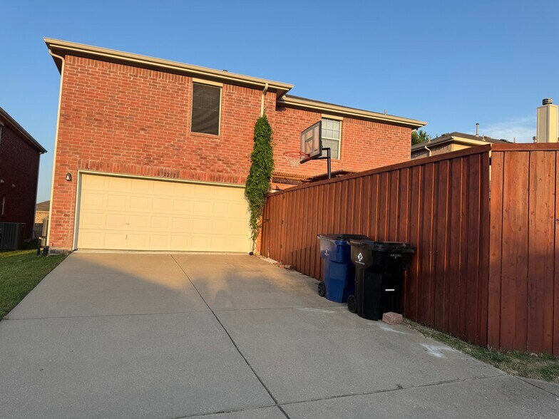 Building Photo - 7767 Emilie Ln