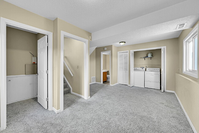 Building Photo - $1,895.00 with $300 OFF First Month's Rent, 2 Bedrooms, 1.5 Bathroom, Single Family Home in Color...