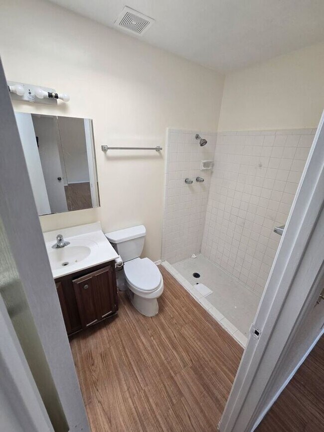 Building Photo - Spacious 4bd/2ba Featuring Central A/C and Large Private Yard