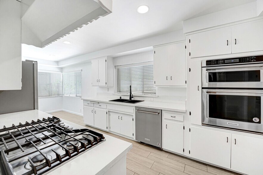 Building Photo - 555 Amalfi Dr