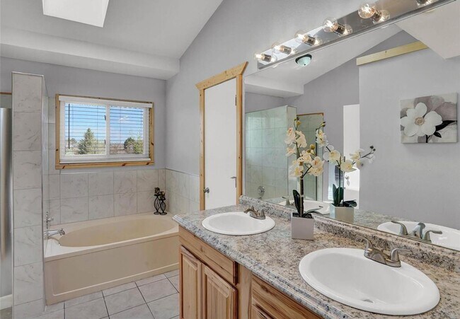 Building Photo - 4 Bed 4 Bath Home in District 20!!!