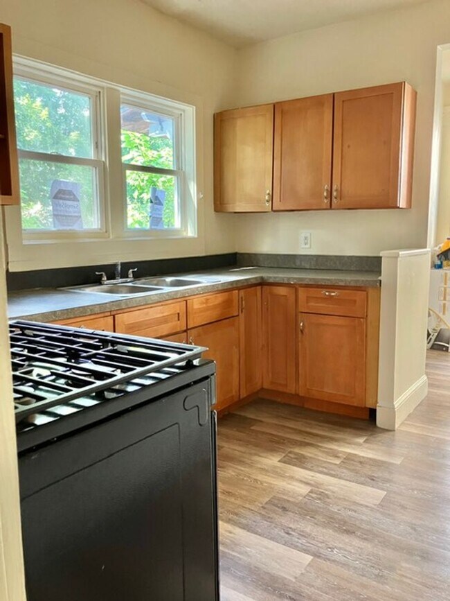 Building Photo - College Rental