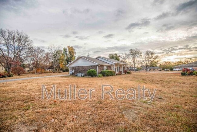 Building Photo - 11719 S Williamsburg Dr