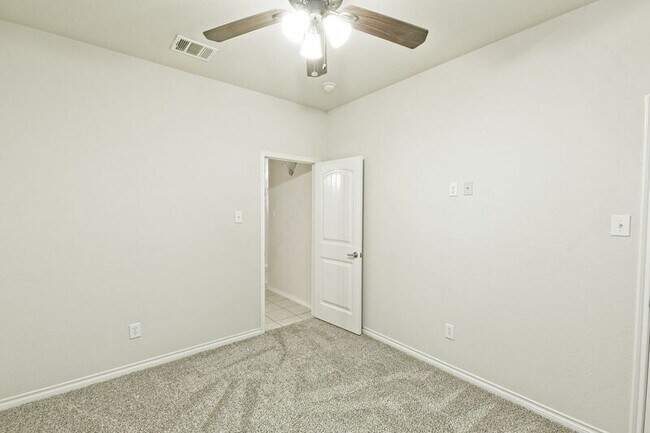 Building Photo - 5925 Silver Buckle Dr