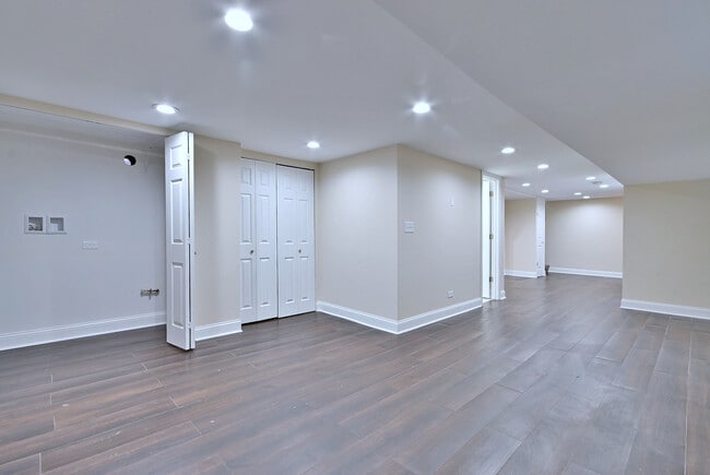 Building Photo - 7103 W Devon Ave