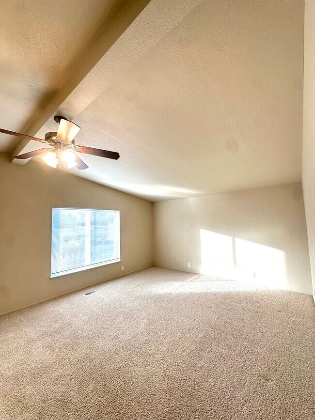 Building Photo - Light & bright single level home in NE Bend!