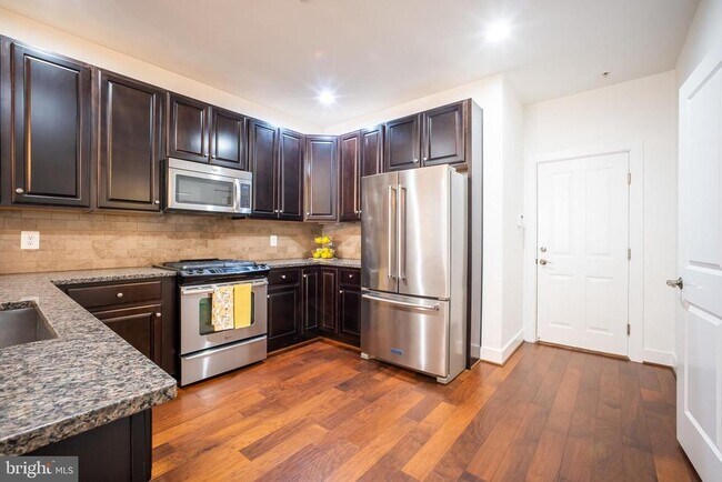 Building Photo - 2215 Richmond Hwy