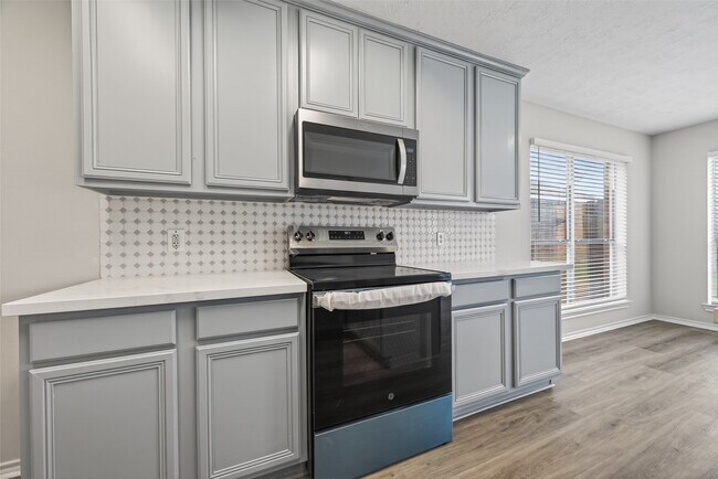 Building Photo - 6915 Great Oaks Shadow Dr