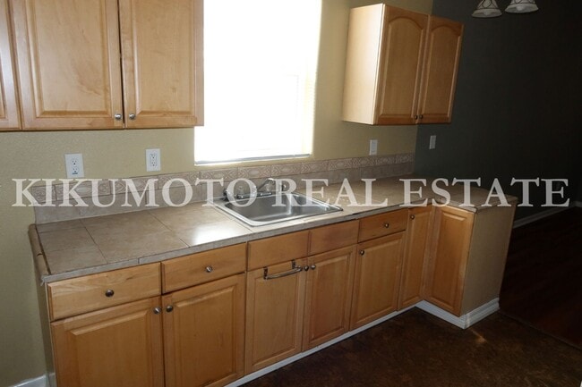 Building Photo - East Sacramento - 2 bedroom, 1 bath, 1 car garage