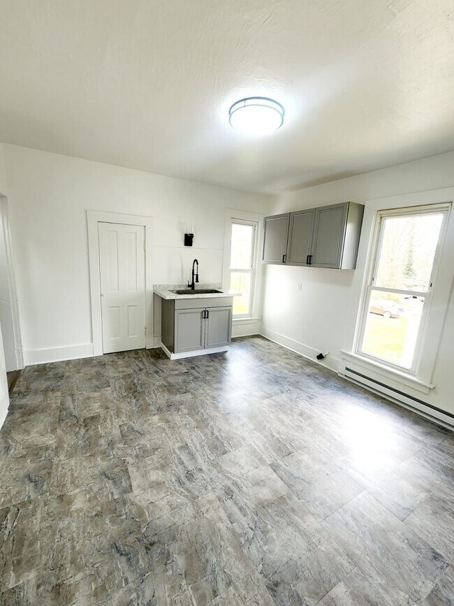 Building Photo - 931 W Wayne St