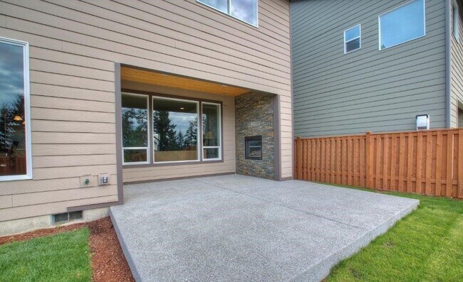 Building Photo - WELCOME HOME!!!! 5 Bedroom 2.5 Bath