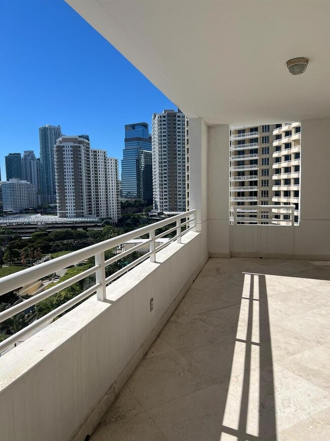 Building Photo - 848 Brickell Key Dr