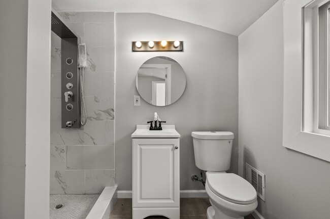 Building Photo - 12666 Cloverlawn Ave