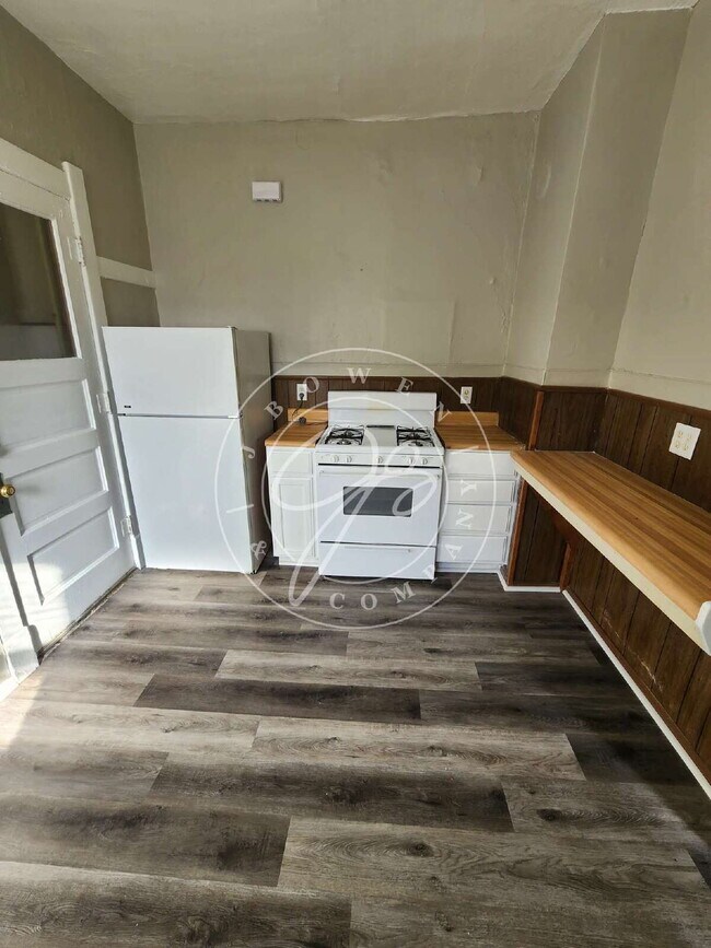 Building Photo - 1200 Sq foot lower duplex! Tons of space and character! Water included!