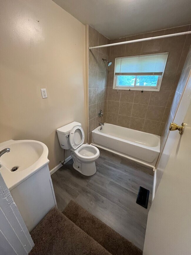 Building Photo - Spacious 2 Bedroom on Weber Rd.