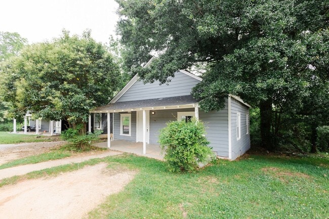Building Photo - Move-in special: 50% off 1st month's rent – Newly Renovated 2 Bedroom Home!