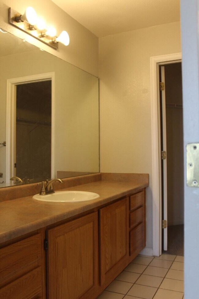 Building Photo - Stunning 3rd Floor 3 BR/2 BA Littleton Con...