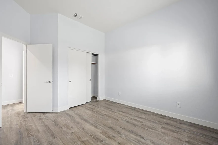 Building Photo - 6643 Laguna Park Dr