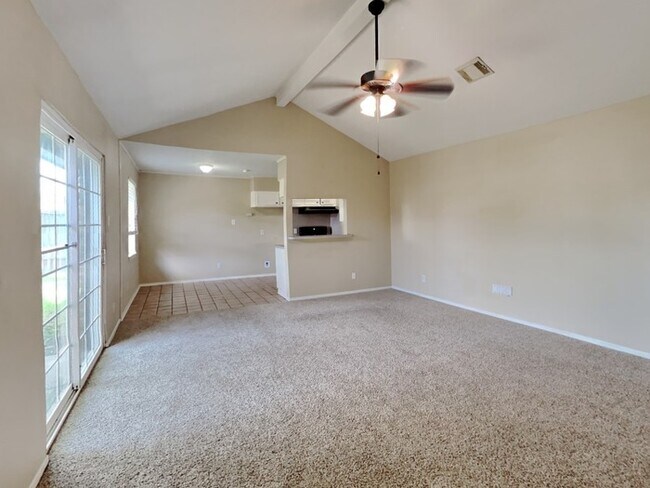 Building Photo - 758 E Princeton Ln