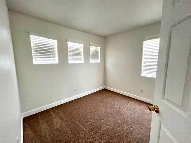 Building Photo - 3 bedroom and 2.5 bath in prime Henderson !! 89074 - Nearby School!