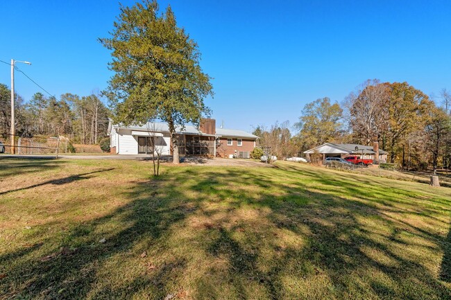 Building Photo - Charming 3 Bedrooms, 1.5 Bath Ranch Home M...