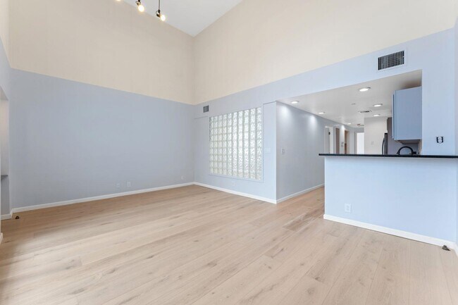 Building Photo - 689 Marin Blvd