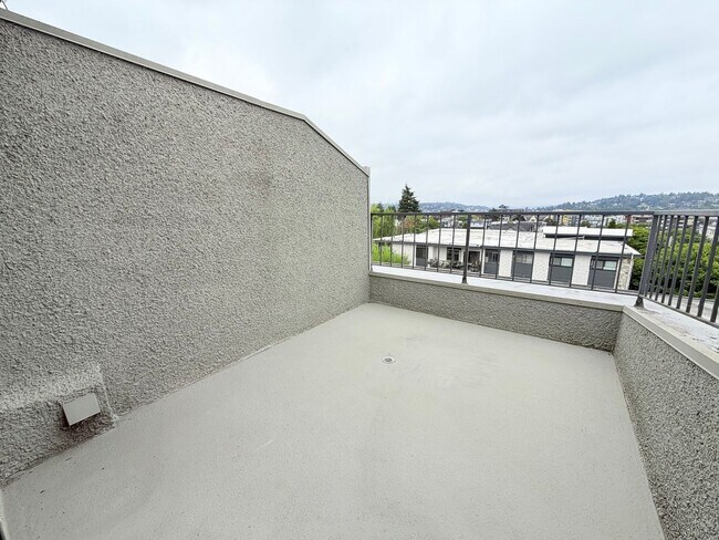 Building Photo - Bright Penthouse Corner Unit w/Garage Parking included - Panoramic Views in Ballard!