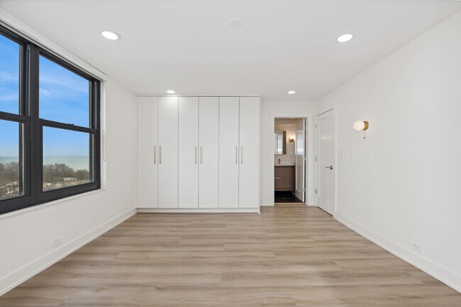 Building Photo - 3440 N Lake Shore Dr