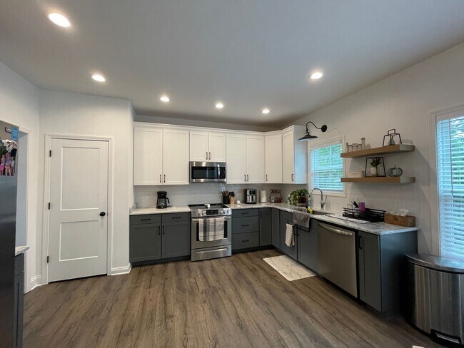 Building Photo - Beautiful 4 BR House in Nicholasville! All...