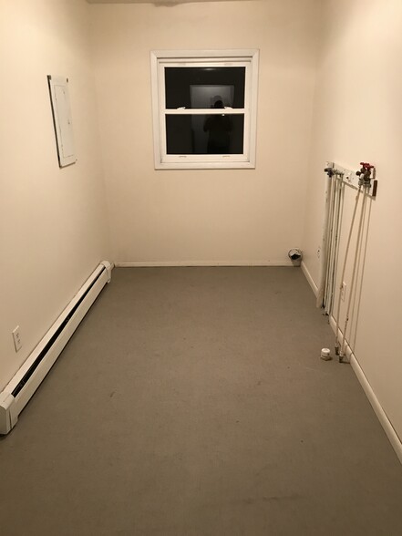 Utility room (laundry hookups) - 567 Walnut St